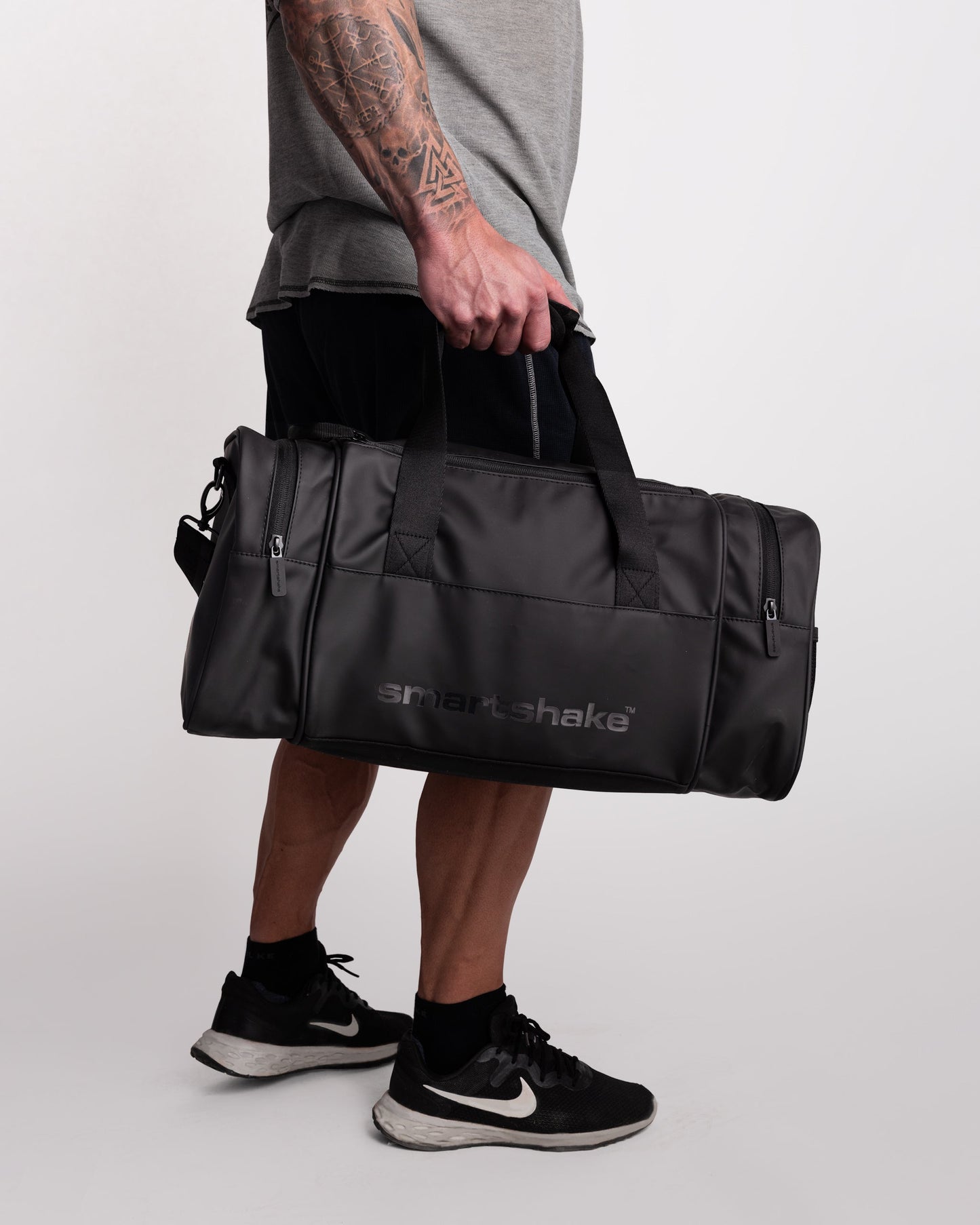 gym-bag-black-d9 Smartshake_GymBag_Black_lifestyle.jpg