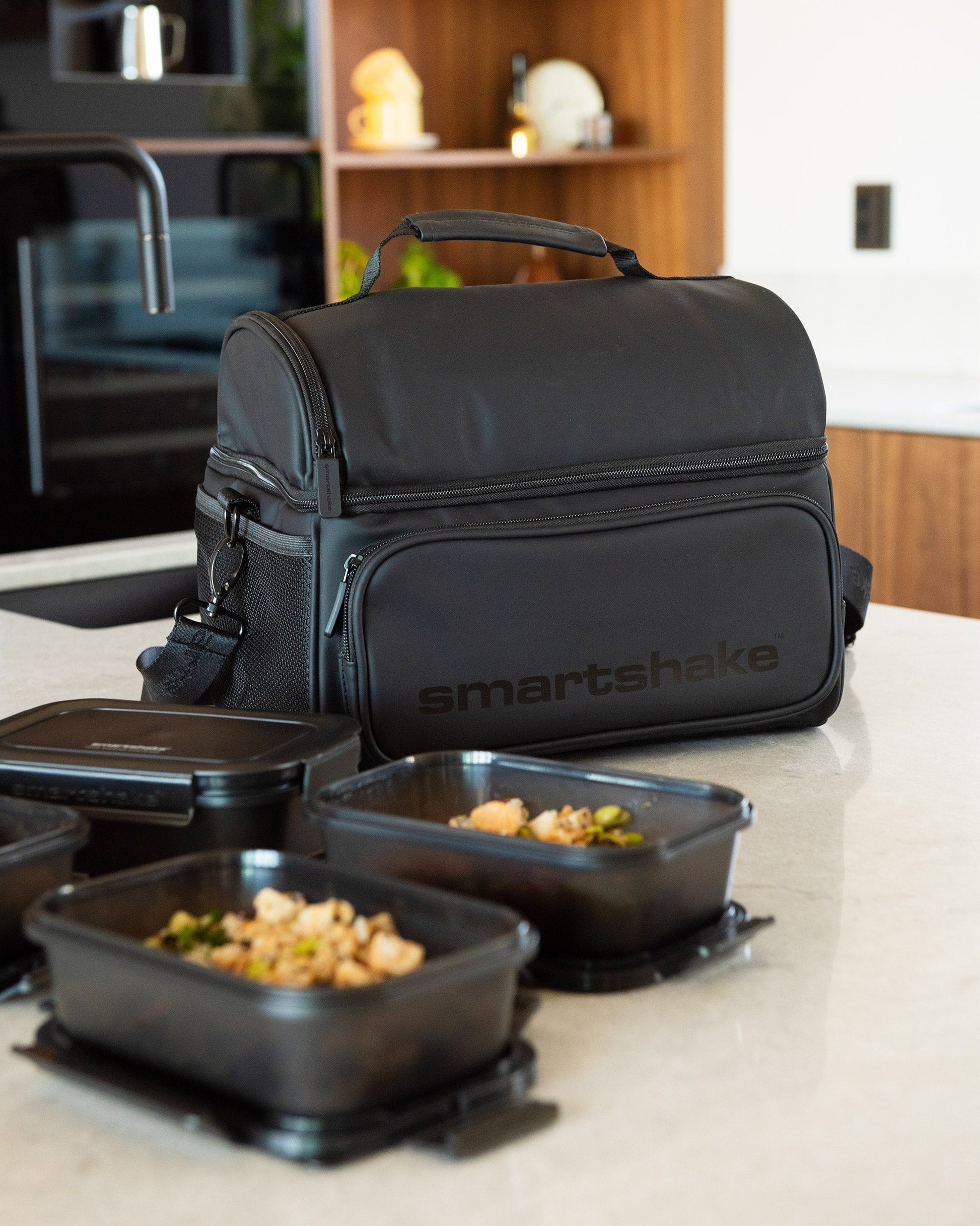 meal-prep-bag-black-with-4-food-containers-and-2-ice-packs-t8 Smartshake_Meal_Prep_Bag_Black_liefstyle.jpg