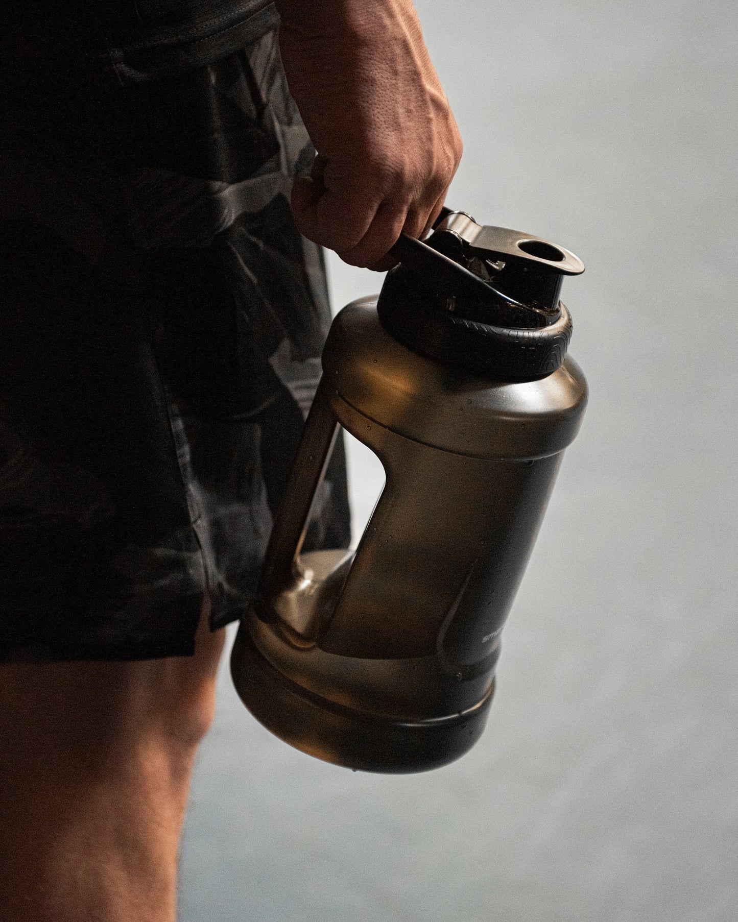 ultimate-jug-black-o1 Smartshake_Ultimate_Jug_black_lifestyle.jpg